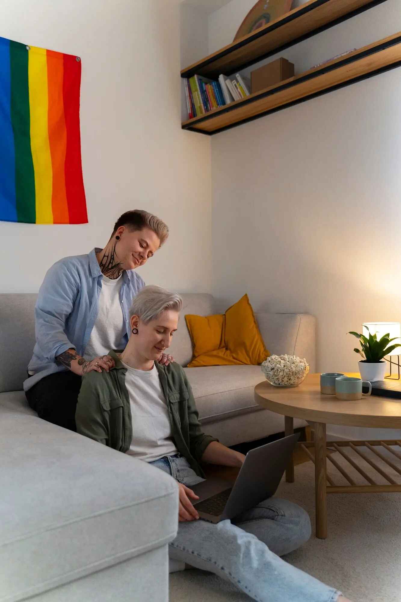 Seitenansicht von Frauen mit Laptop zu Hause.