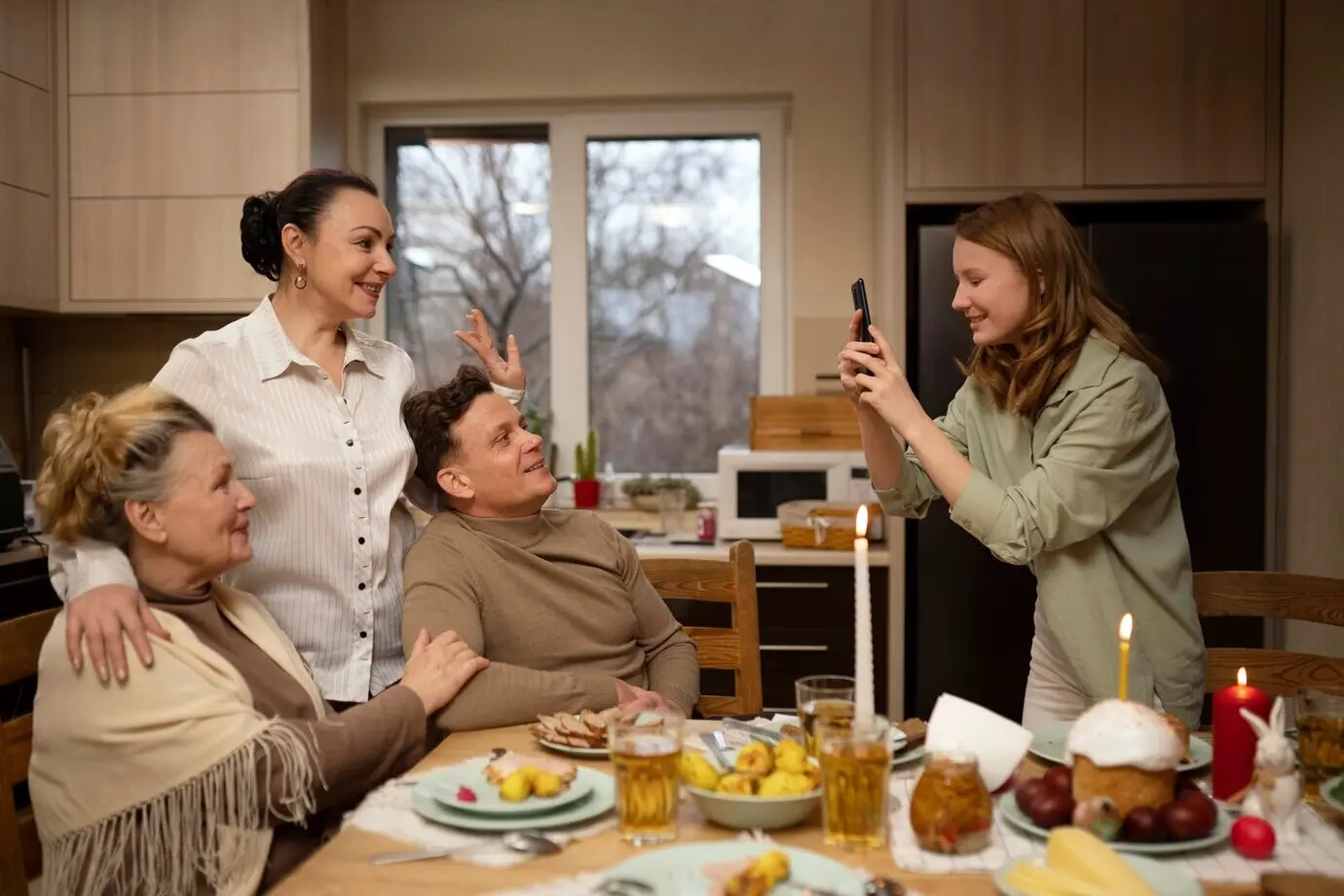Menschen essen zu Hause zu Abend zur Feier des griechischen Osterfestes.