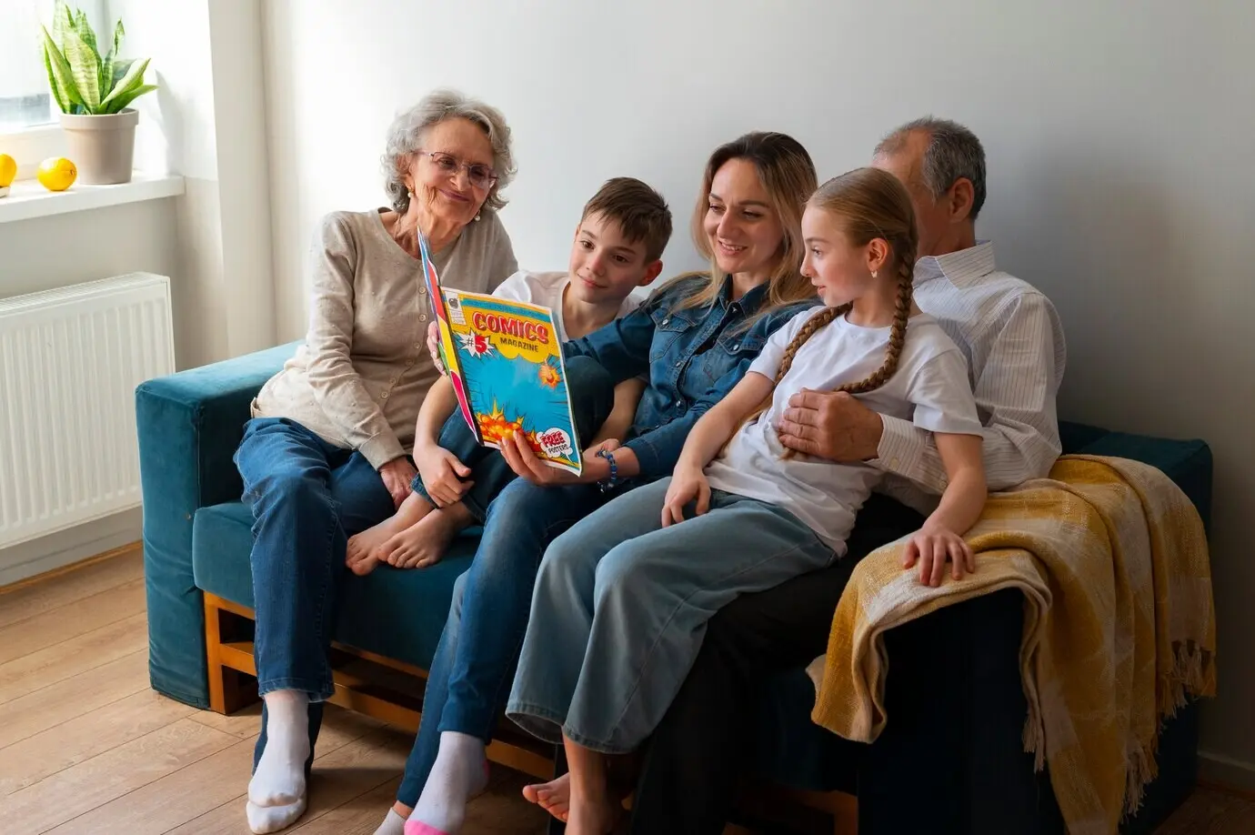 Ganzaufnahme einer Familie, die gemeinsam Comics liest.